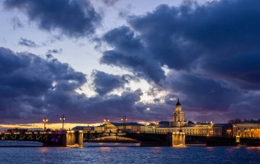 Neva nehri kış günbatımı, insan silueti ve yansıması, Saint-Petersburg, Rusya, deniz kuvvetleri rıhtımında iskele.