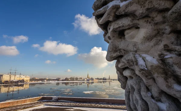 俄罗斯圣彼得堡 彼得和保罗要塞的屋顶立柱和涅瓦河城市景观雪雕 — 图库照片