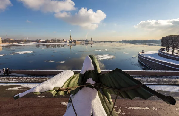 俄罗斯圣彼得堡 彼得和保罗要塞的屋顶立柱和涅瓦河城市景观雪雕 — 图库照片
