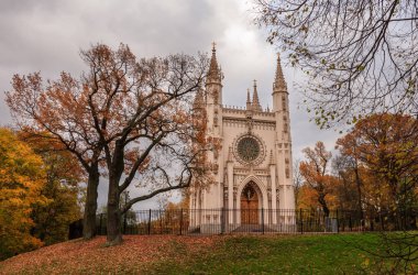 Peterhof, Saint-Petersburg, Rusya 'da altın sonbahar İskenderiye Parkı' nda Alexander Nevsky 'nin gotik şapeli, sarı yapraklar.