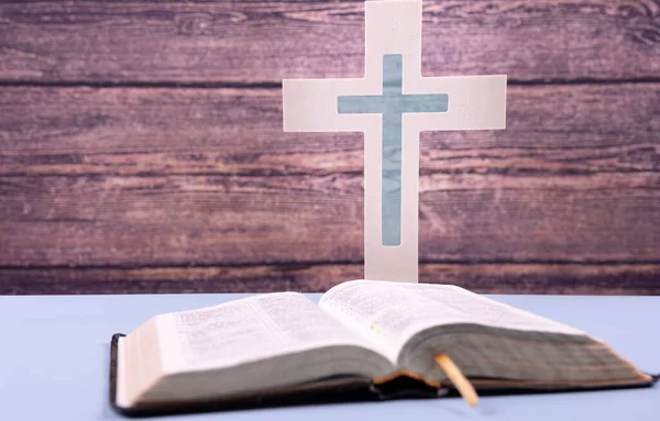 Öppen Bibel Och Träkors Ett Blått Bord Uppfattat Utrymme Kyrkobegreppet — Stockfoto