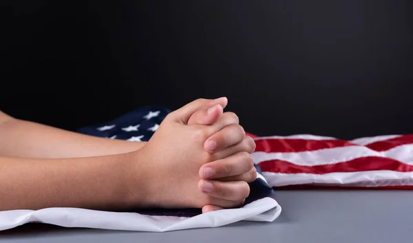 Female Hands Usa Flag Woman Praying Pandemic Selective Focus Copy — Stock Photo, Image