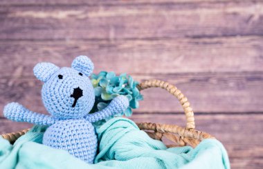 Kumaş arka planda mavi bir oyuncak ayı. Yeni doğan, komünyon ya da vaftiz kartı. Boşluğu kopyala.