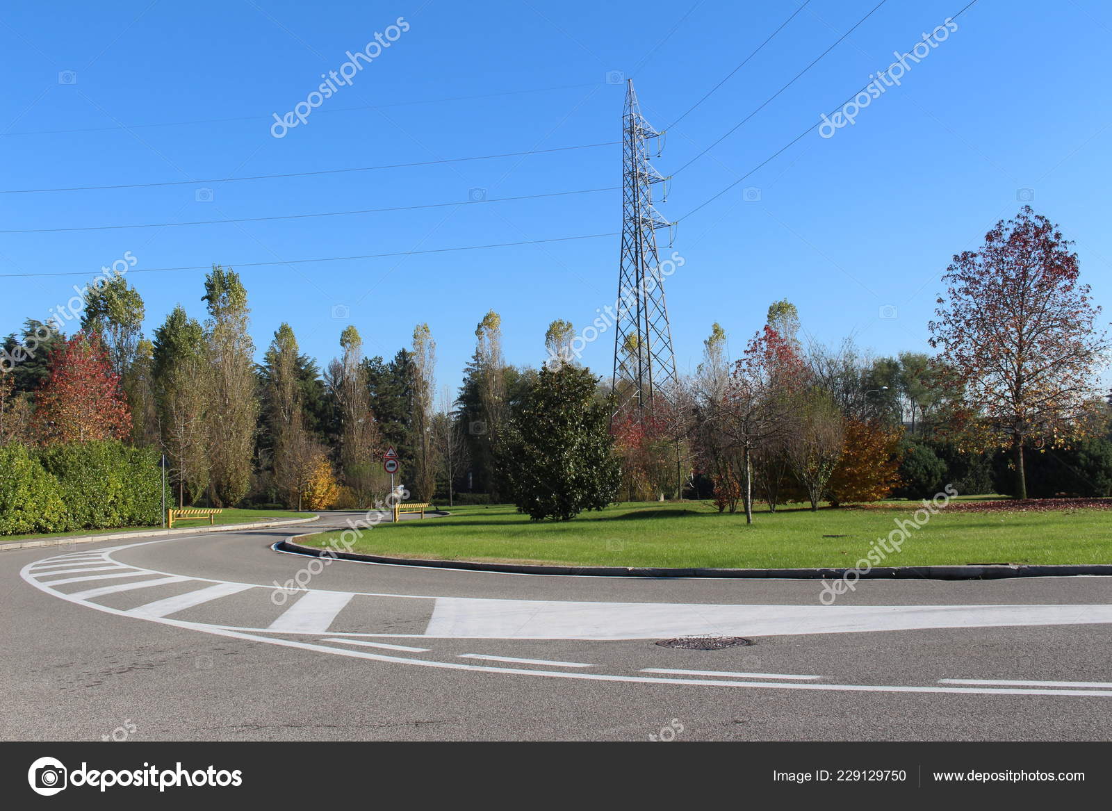 Roundabout Road Follows Garden Trees Autumn Northern Italy Stock