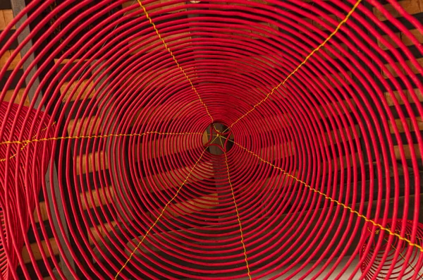 Tavandan sarkan kırmızı tütsü sarmalı ve yanındaki Hong Kong 'daki bir tapınakta benzer olanlar.