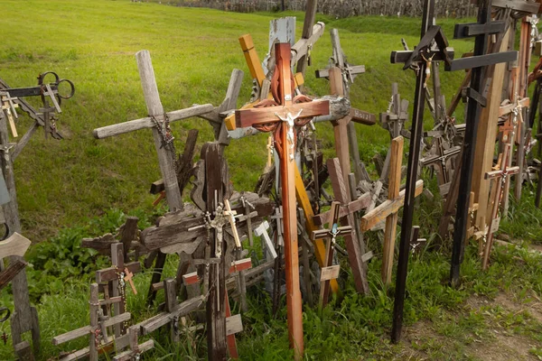 Litvanya, Siauliai yakınlarındaki Haçlar Tepesi 'ndeki patikanın görüntüsü.