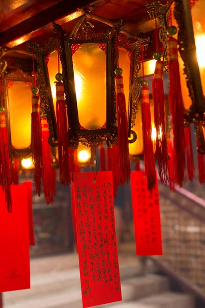 Деталь Традиционных Деревянных Стеклянных Китайских Фонарей Благословениями Написанными Красных Бумагах — стоковое фото