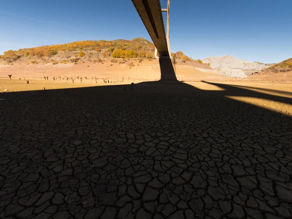 Autobahnbrücke Über Einen Trockenen Boden Boden Eines Stausees — Stockfoto