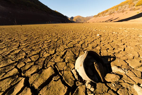 Su deposunun dibindeki kurak topraklarda eski şeyler.