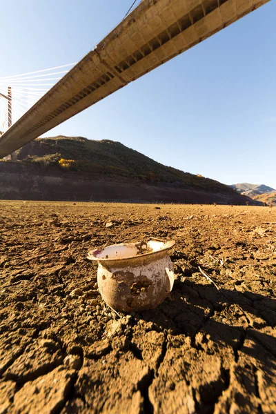 储水层底部干旱的土壤中的旧炉灶 — 图库照片