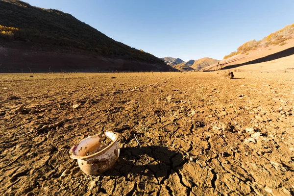 Vecchia Pentola Camera Terreno Arido Nel Fondo Serbatoio — Foto Stock