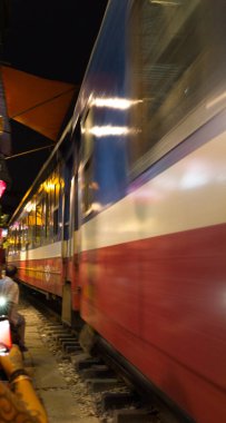 Hanoi Eski Mahallesi 'nin dar bir sokağından geçen trenin görüntüsü. Vietnam Hanoi Tren Sokağı popüler bir eğlencedir..