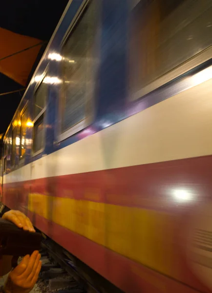 Hanoi Eski Mahallesi 'nin dar bir sokağından geçen trenin görüntüsü. Vietnam Hanoi Tren Sokağı popüler bir eğlencedir..