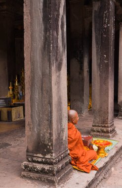 Angkor Wat, Kamboçya 'da genç bir Budist keşiş adak adadı.