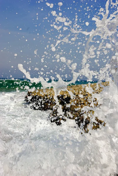 Água Salpicando Perto Água Cristalina Mar Bater Contra Rochas Céu — Fotografia de Stock