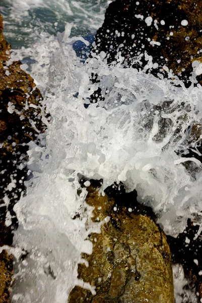Вода Брызгает Близко Кристально Чистая Морская Вода Бьется Скалы Голубое — стоковое фото