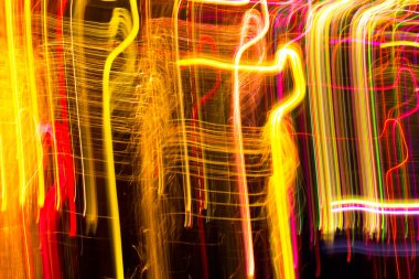 Renkli patlama ışıkları. Hareket eden renkli ışıkların uzun pozlu fotoğrafı