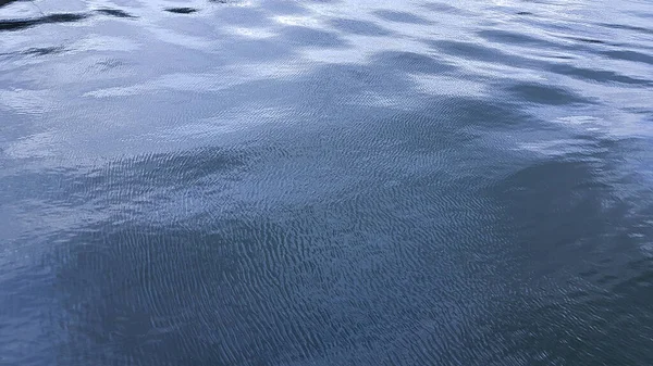 Närbild Havsvattnet Hamn Med Små Vågor Och Reflektioner — Stockfoto