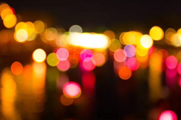 Nehir kenarındaki ışıkların soyut dairesel bokeh arkaplanı