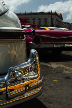 Küba, La Havana 'da eski bir arabanın krom tamponundaki yansımaya yakından bak.