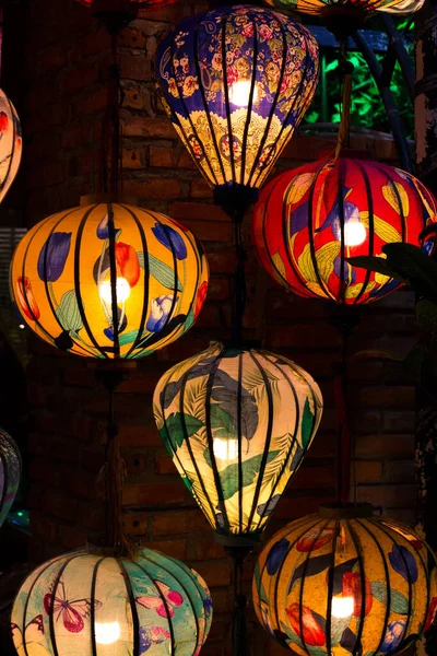 Birçok renkli geleneksel Vietnam fenerleri
