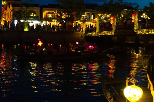 Hoi 'deki Cau An Hoi köprüsünün güzel gece manzarası. Vietnam' ın Quang Nam bölgesindeki antik bir kasaba..