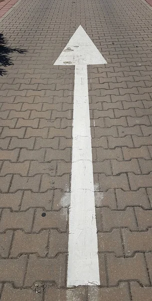 Seta Rua Branca Apontando Para Direção Tráfego Uma Rua Pavimentada — Fotografia de Stock