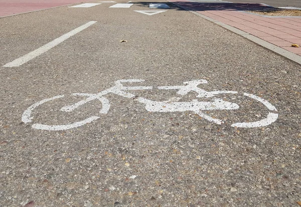자전거 자전거 아이콘이 새겨진 자전거 지역의 자전거 차선을 나타낸다 로열티 프리 스톡 사진