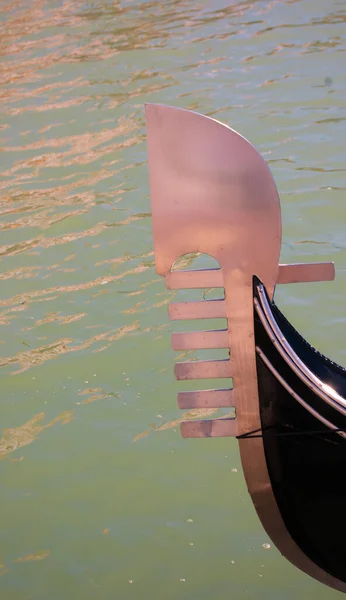 İtalya, Venedik 'te tipik bir gondol ya da demir pruva resmi.