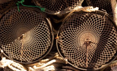 Galiçya 'da (İspanya) bulunan bir limanda kurulan balık ağlarına yakından bak)