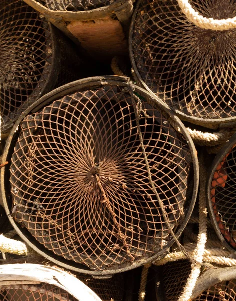 Galiçya 'da (İspanya) bulunan bir limanda kurulan balık ağlarına yakından bak)