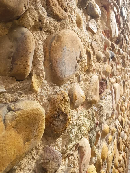 Ortaçağ taş duvarının dokusunu yakından çek. Geçmişin için mükemmel.