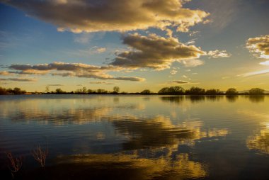 Gün batımında gölün üzerindeki bulutların güzel yansıması