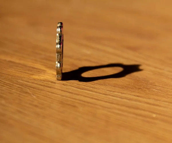 İnşaat alanındaki ahşap zeminde fındık (donanım) ve gölge.