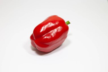 Beyaz arka planda tatlı kırmızı biber