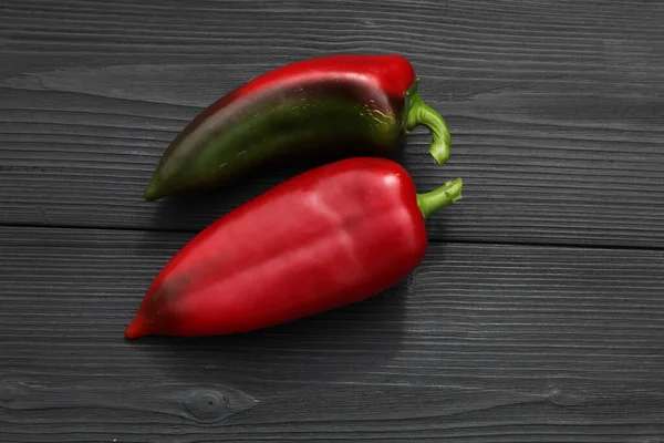 Červená Paprika Tmavém Dřevěném Pozadí — Stock fotografie