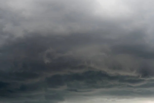 Gökyüzünde kara fırtına bulutları beliriyor, yaklaşan bir fırtına ve çalkantılı hava koşullarını önceden haber veriyor..