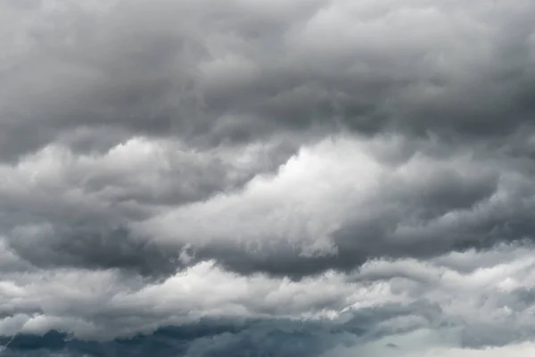Gökyüzünde kara fırtına bulutları beliriyor, yaklaşan bir fırtına ve çalkantılı hava koşullarını önceden haber veriyor..