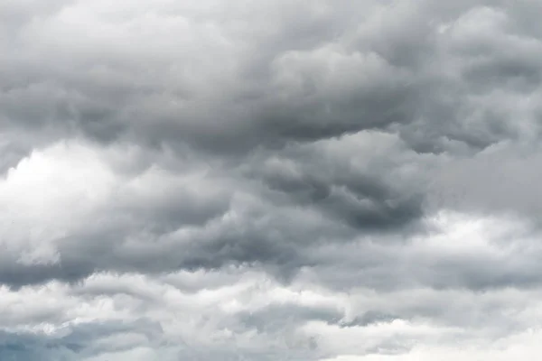 Gökyüzünde kara fırtına bulutları beliriyor, yaklaşan bir fırtına ve çalkantılı hava koşullarını önceden haber veriyor..