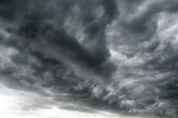 Dunkle Gewitterwolken Ziehen Über Den Himmel Und Deuten Auf Ein — Stockfoto