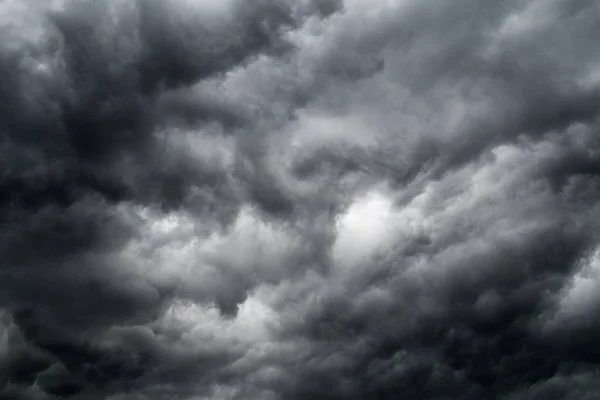 Gökyüzünde kara fırtına bulutları beliriyor, yaklaşan bir fırtına ve çalkantılı hava koşullarını önceden haber veriyor..