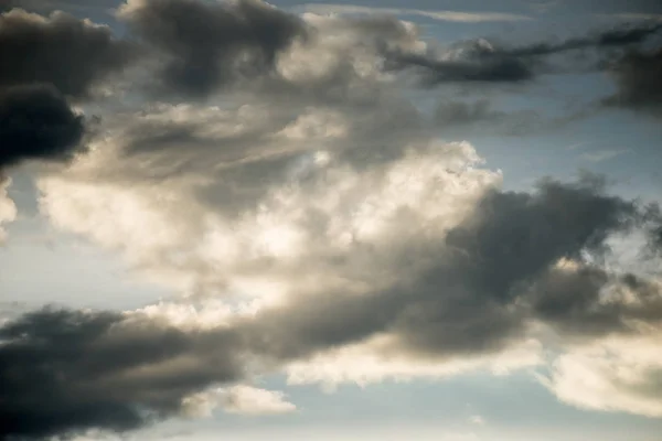Canlı renkler günbatımı gökyüzünü süslüyor, nefes kesici bir gökyüzü başyapıtı çiziyor..