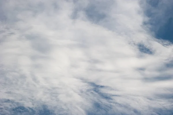 Pofuduk bulutlarla kaplı mavi gökyüzü huzur ve resim gibi bir manzara yaratır..