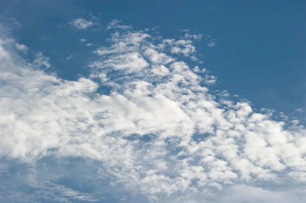 Pofuduk bulutlarla kaplı mavi gökyüzü huzur ve resim gibi bir manzara yaratır..