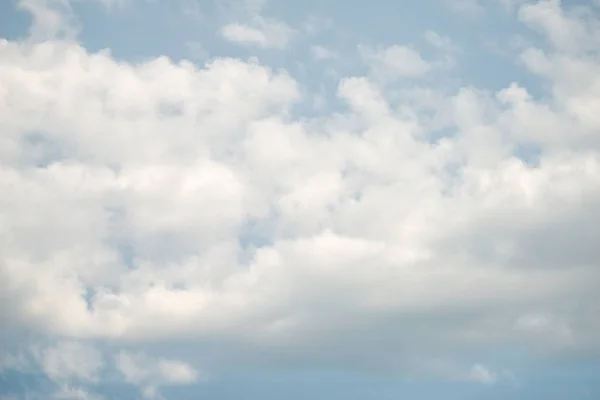 güzel bulutlu ve mavi gökyüzü arkaplanı 