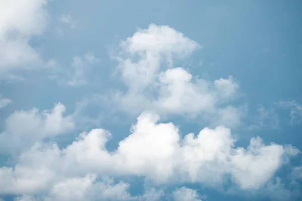 güzel bulutlu ve mavi gökyüzü arkaplanı 