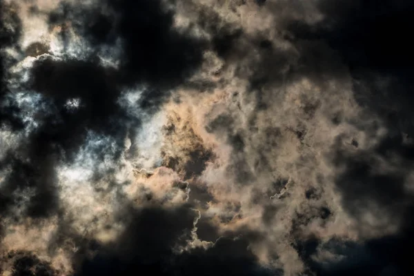 güzel bulutlu ve mavi gökyüzü arkaplanı 