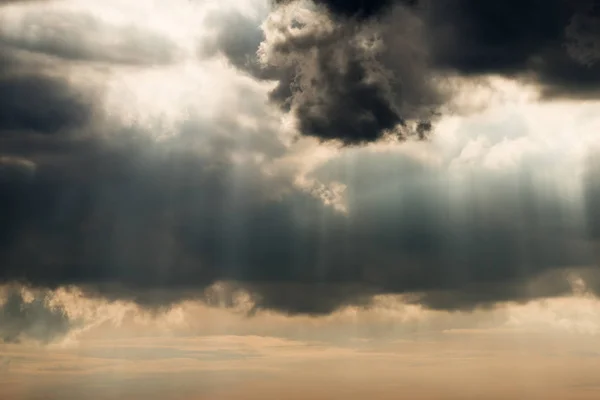 Bulutlu Gökyüzü Güneş Işıklarıyla