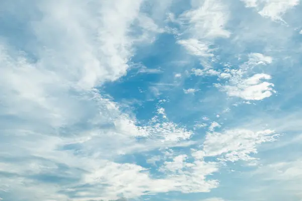 güzel bulutlu ve mavi gökyüzü arkaplanı 