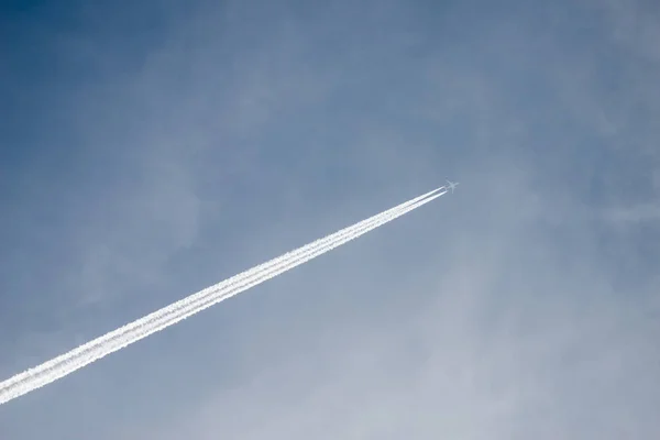 Bulutlu gökyüzünde patikalı uçaklar